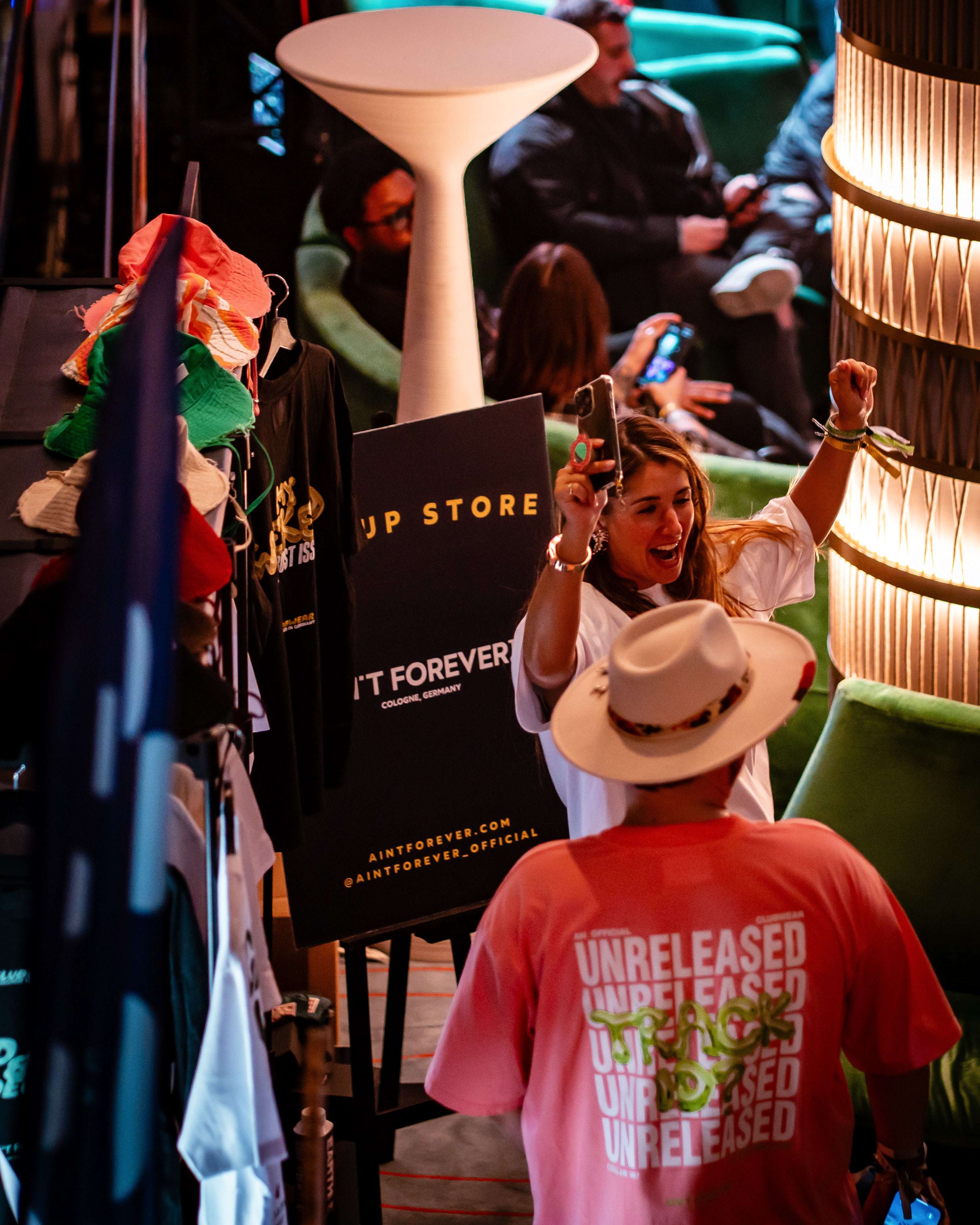 THE UNRELEASED T-SHIRT (1001TRACKLISTS)