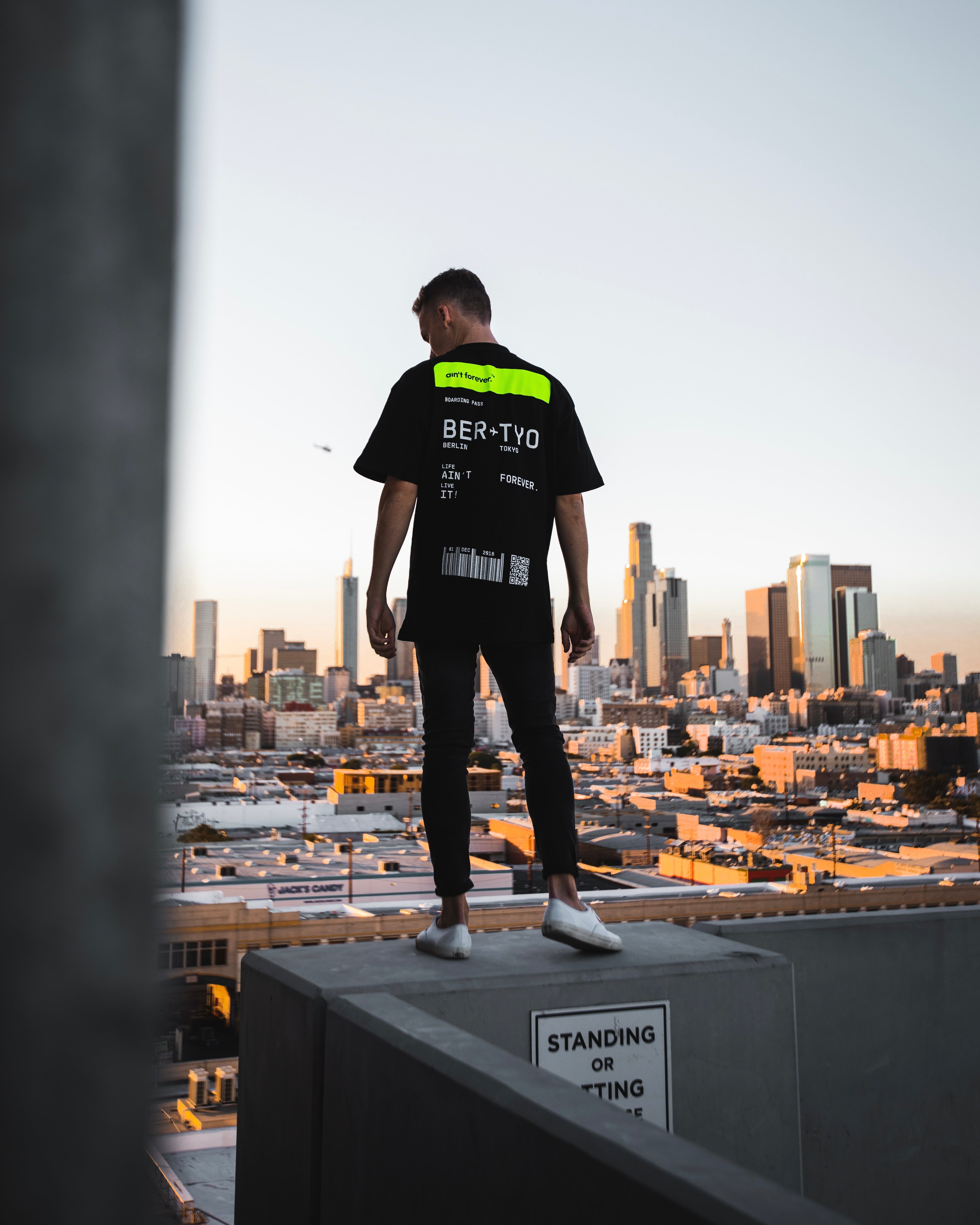 REGULAR FIT: NEON BOARDING PASS T-SHIRT