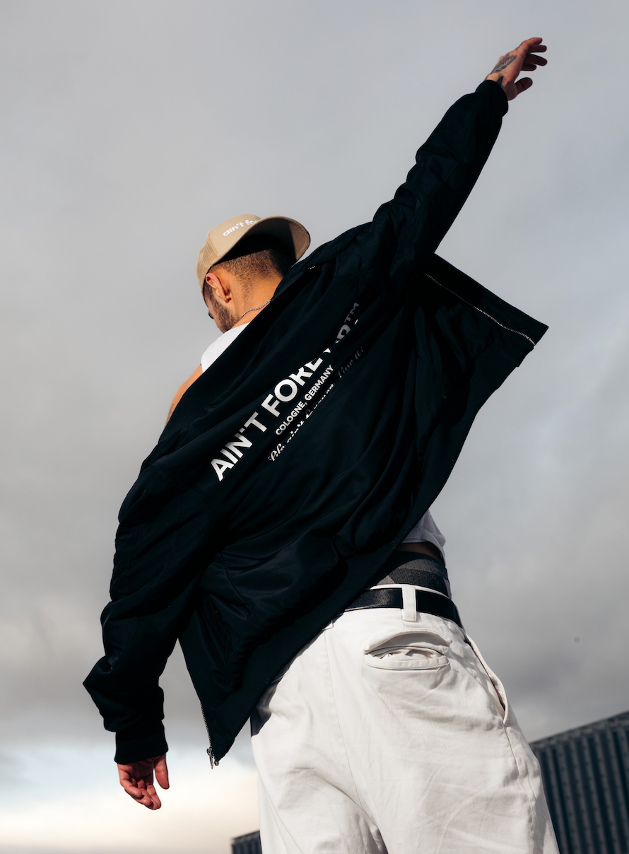 THE LIVE IT! BOMBER