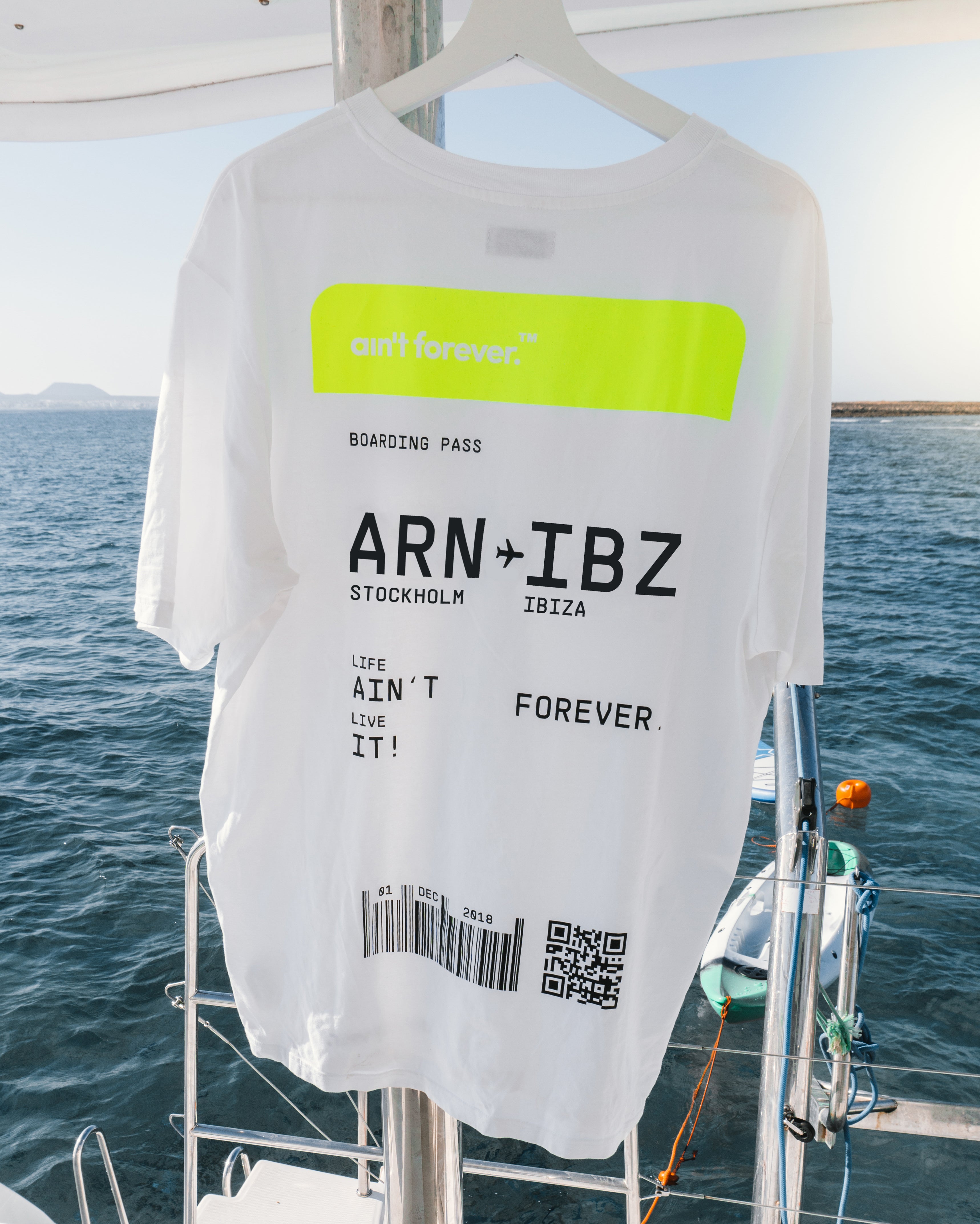 REGULAR FIT: NEON BOARDING PASS T-SHIRT