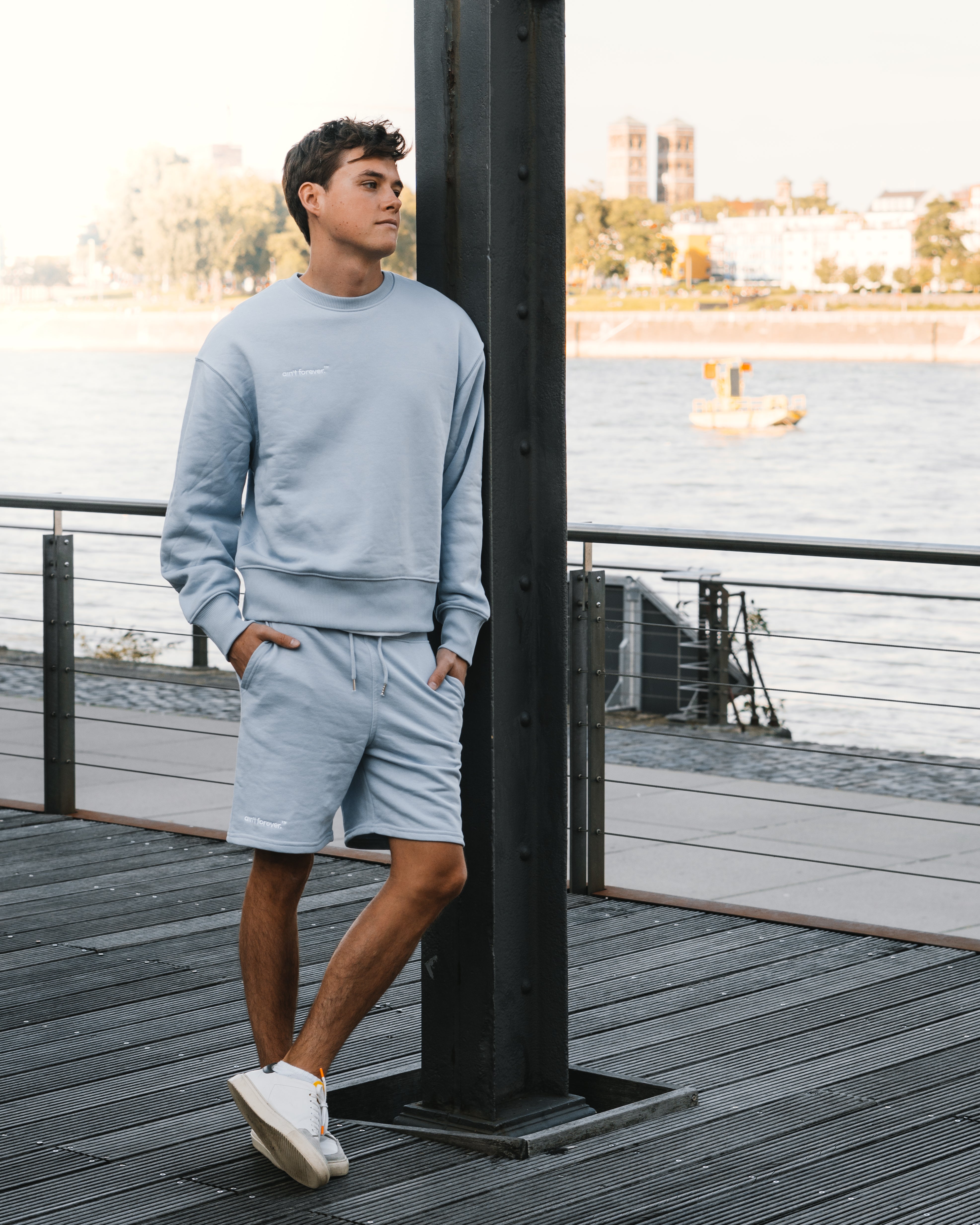 THE ESSENTIAL SWEATSHIRT
