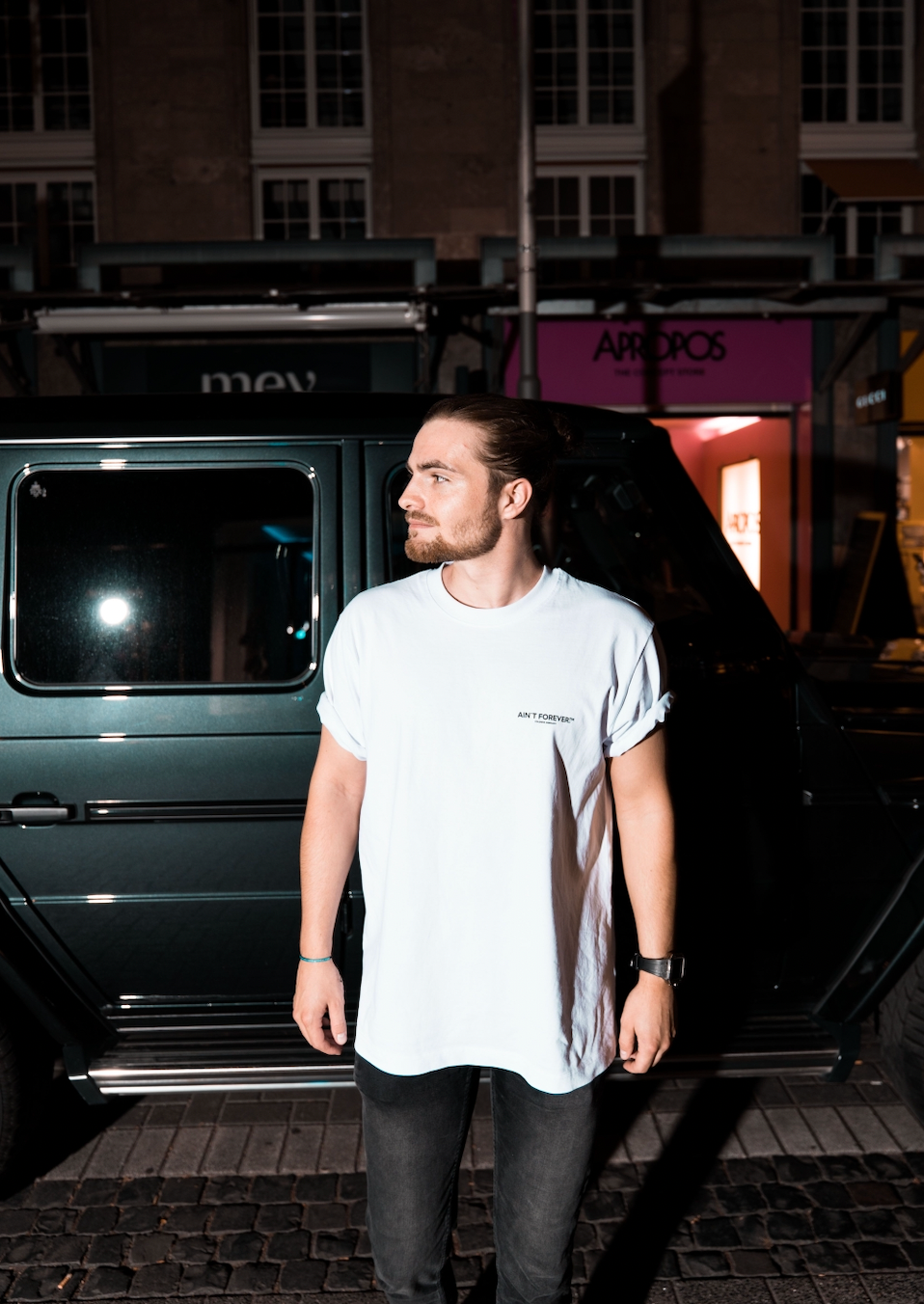 THE NIGHT OUT T-SHIRT (WHITE/BLACK)