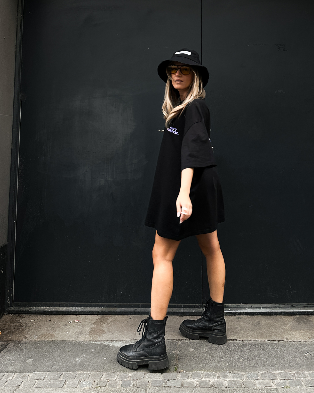 THE ESSENTIAL BUCKET HAT (BLACK)