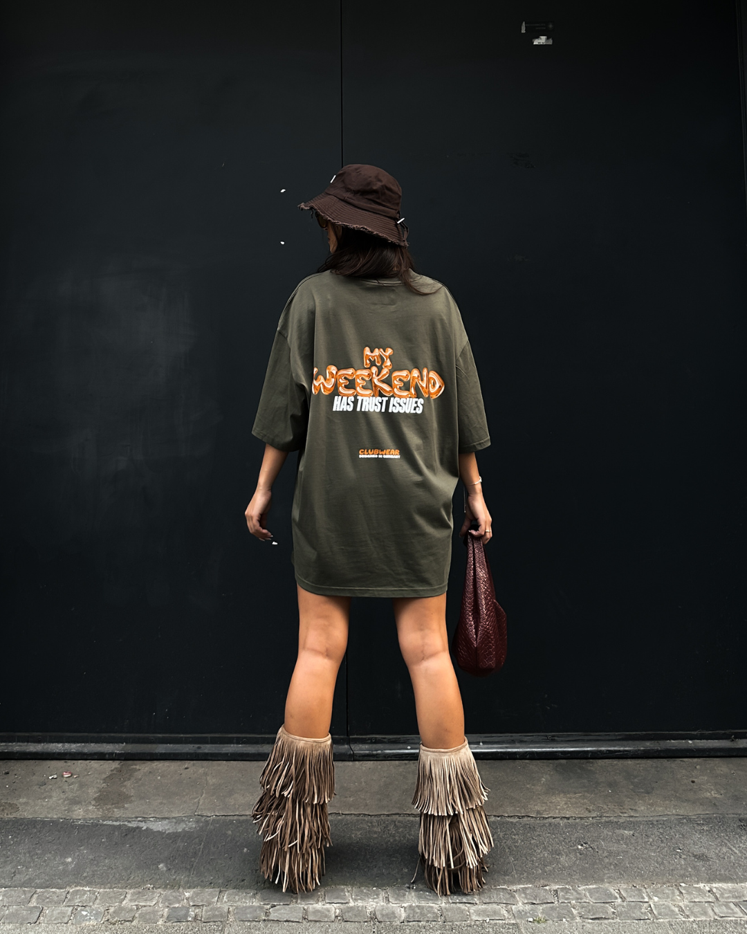 MY WEEKEND HAS TRUST ISSUES T-SHIRT (KHAKI)