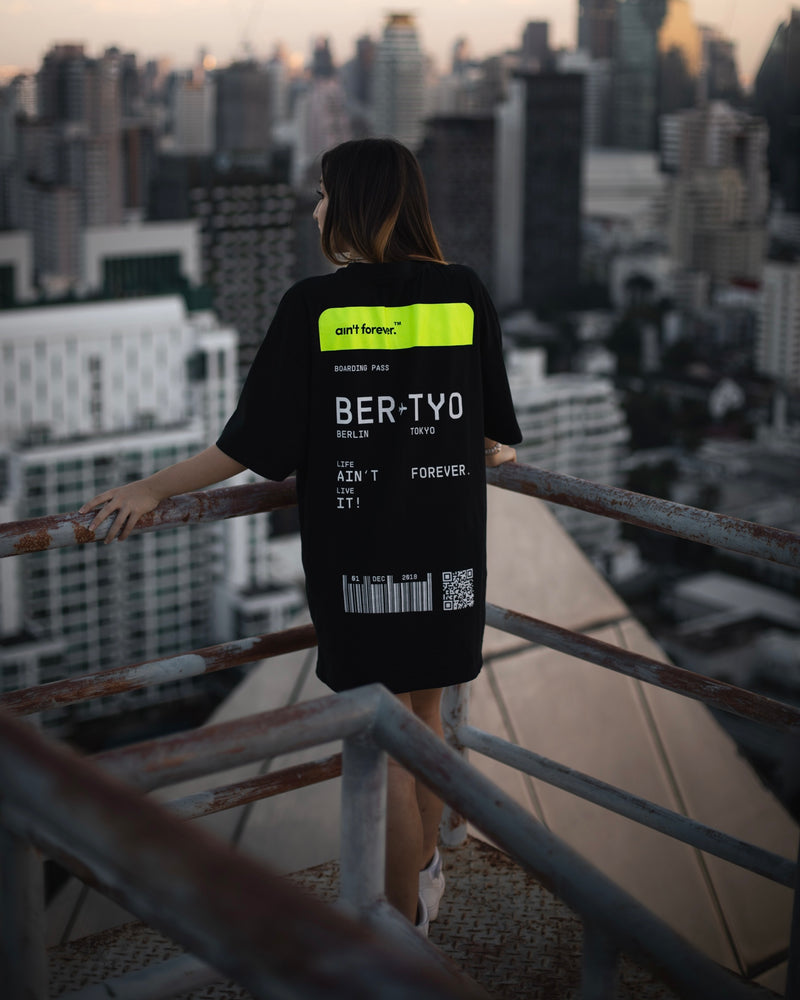 REGULAR FIT: NEON BOARDING PASS T-SHIRT