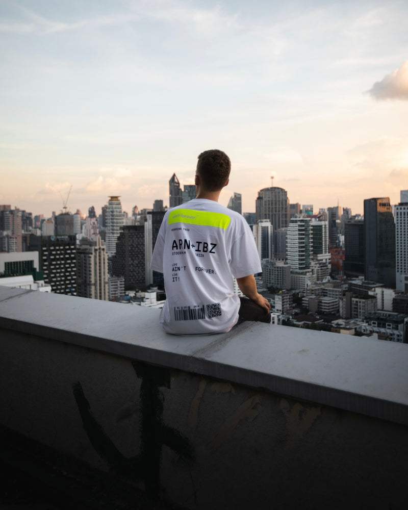 REGULAR FIT: NEON BOARDING PASS T-SHIRT