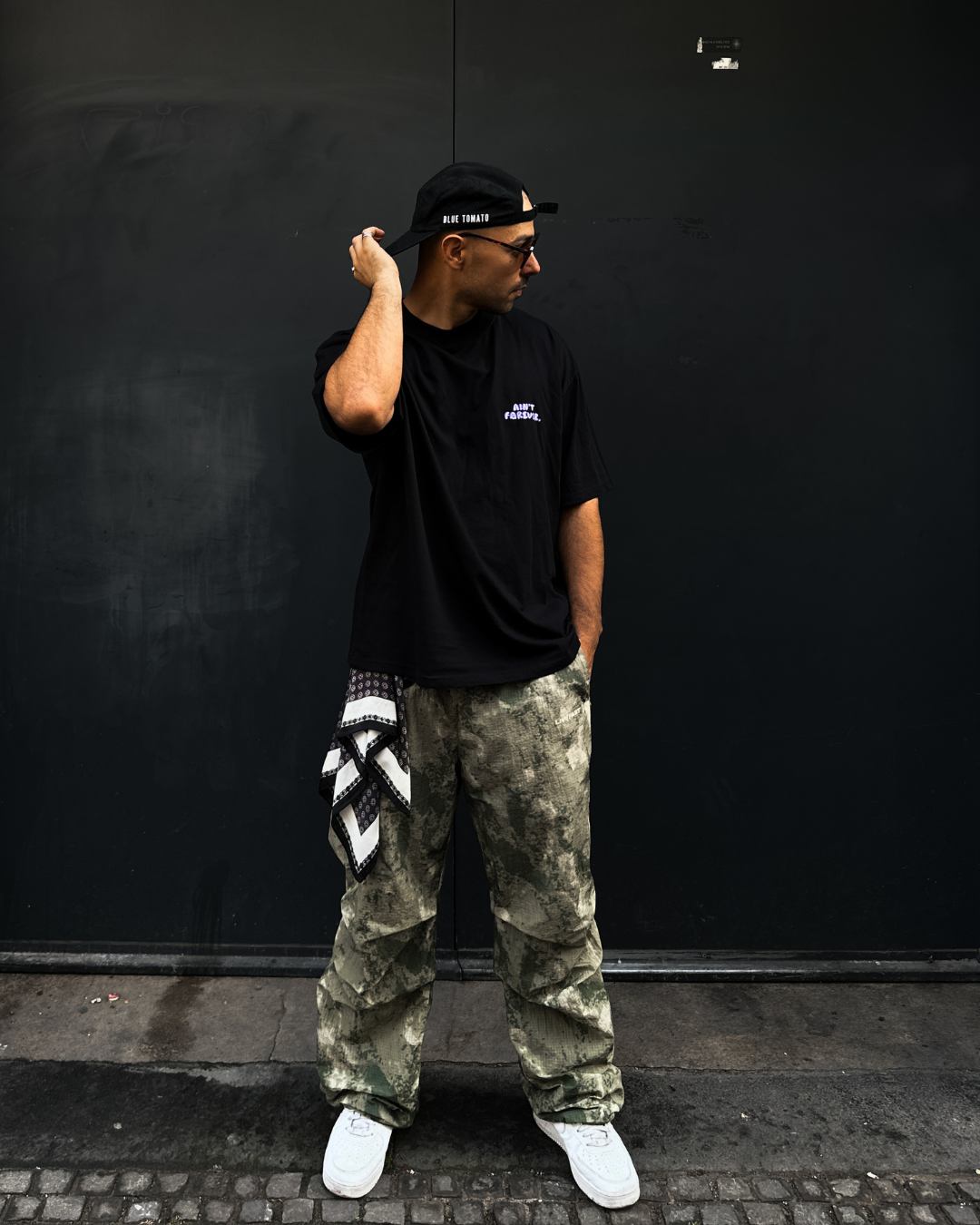 POSTING WHILE GHOSTING T-SHIRT (BLACK)