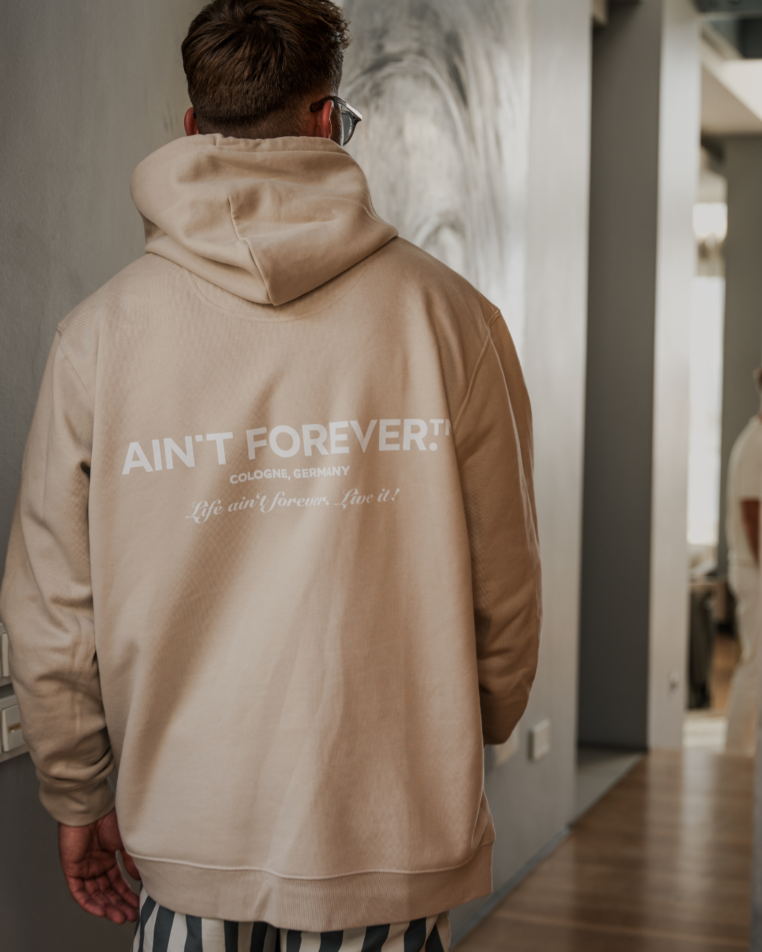 THE LIVE IT! HOODIE (DESERT DUST / WHITE)