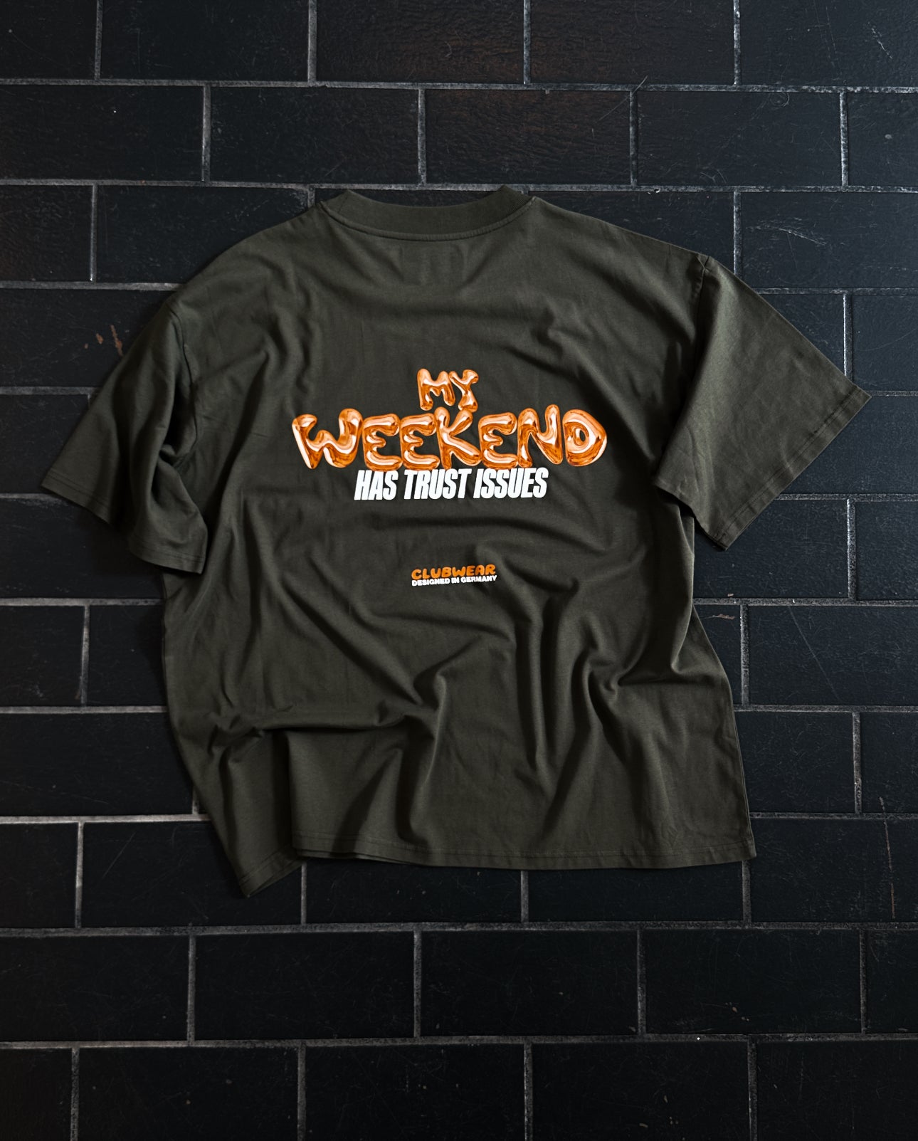 MY WEEKEND HAS TRUST ISSUES T-SHIRT (KHAKI)