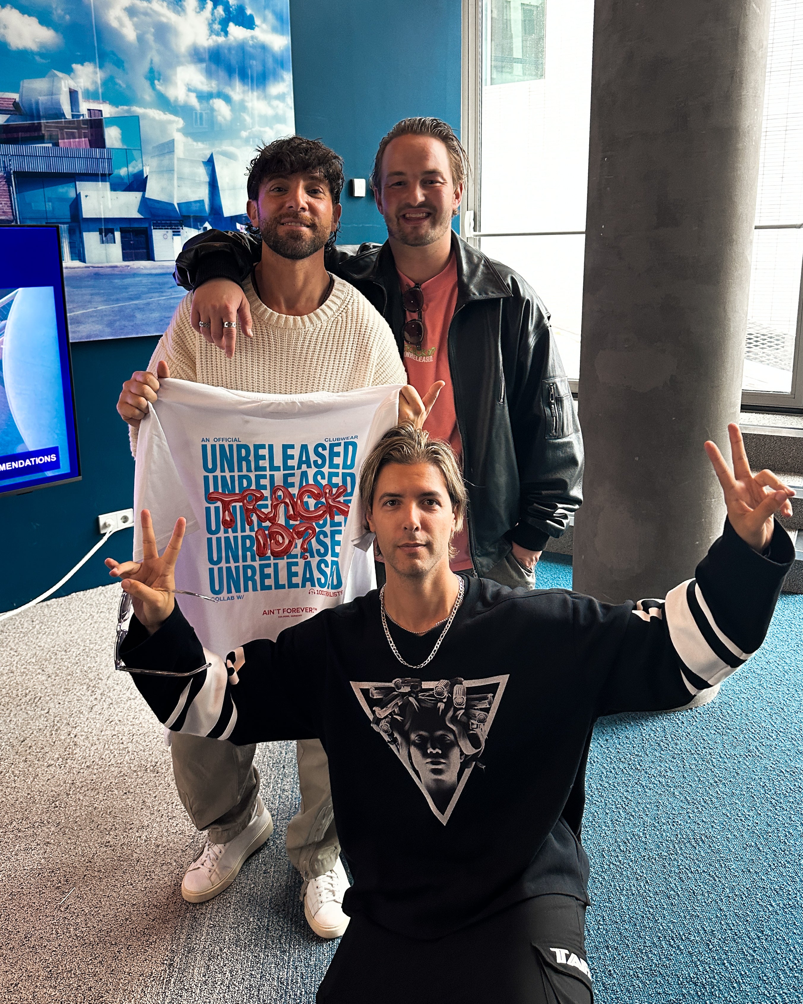 THE UNRELEASED T-SHIRT (1001TRACKLISTS)