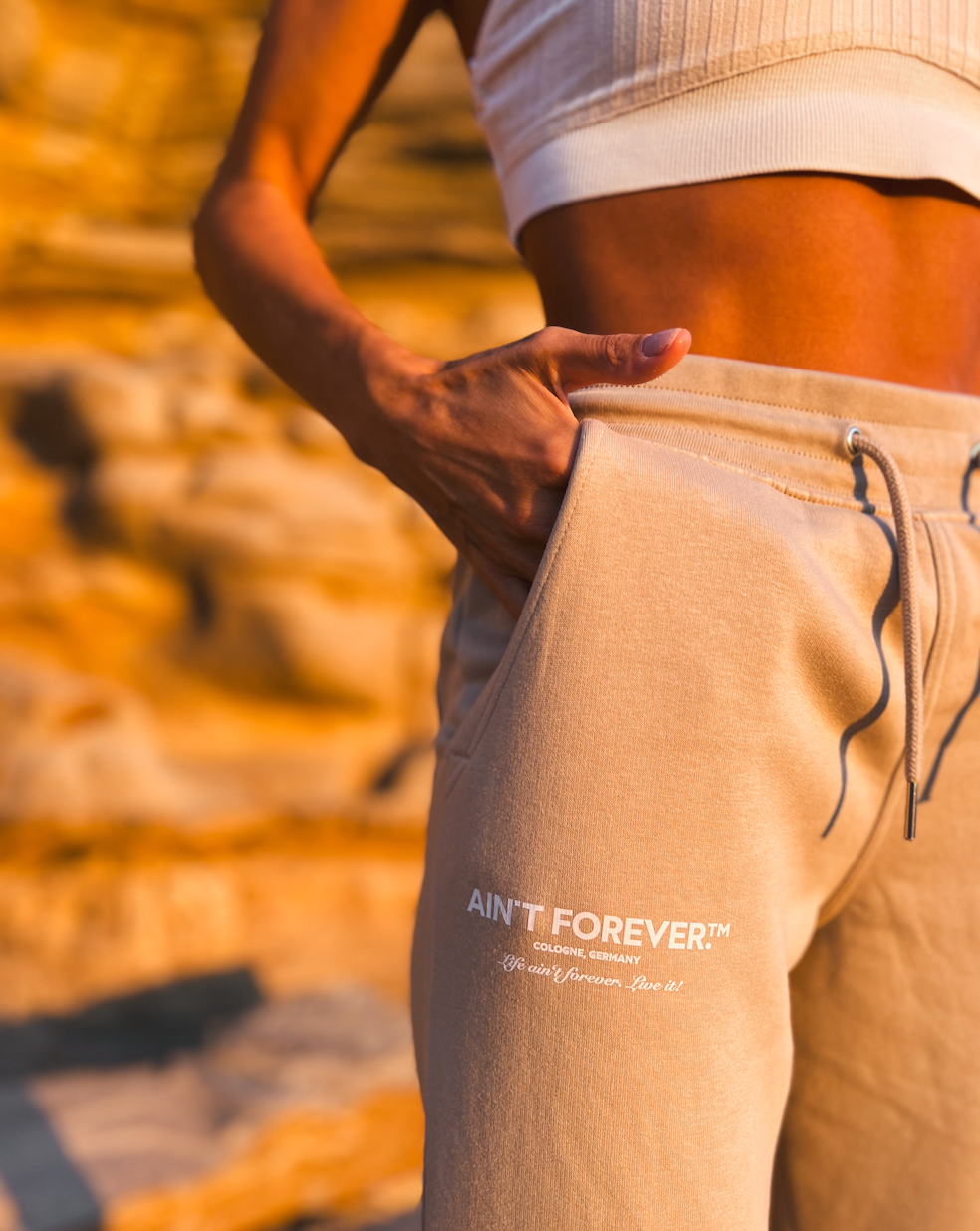 THE LIVE IT! JOGGER (DESERT DUST / WHITE)