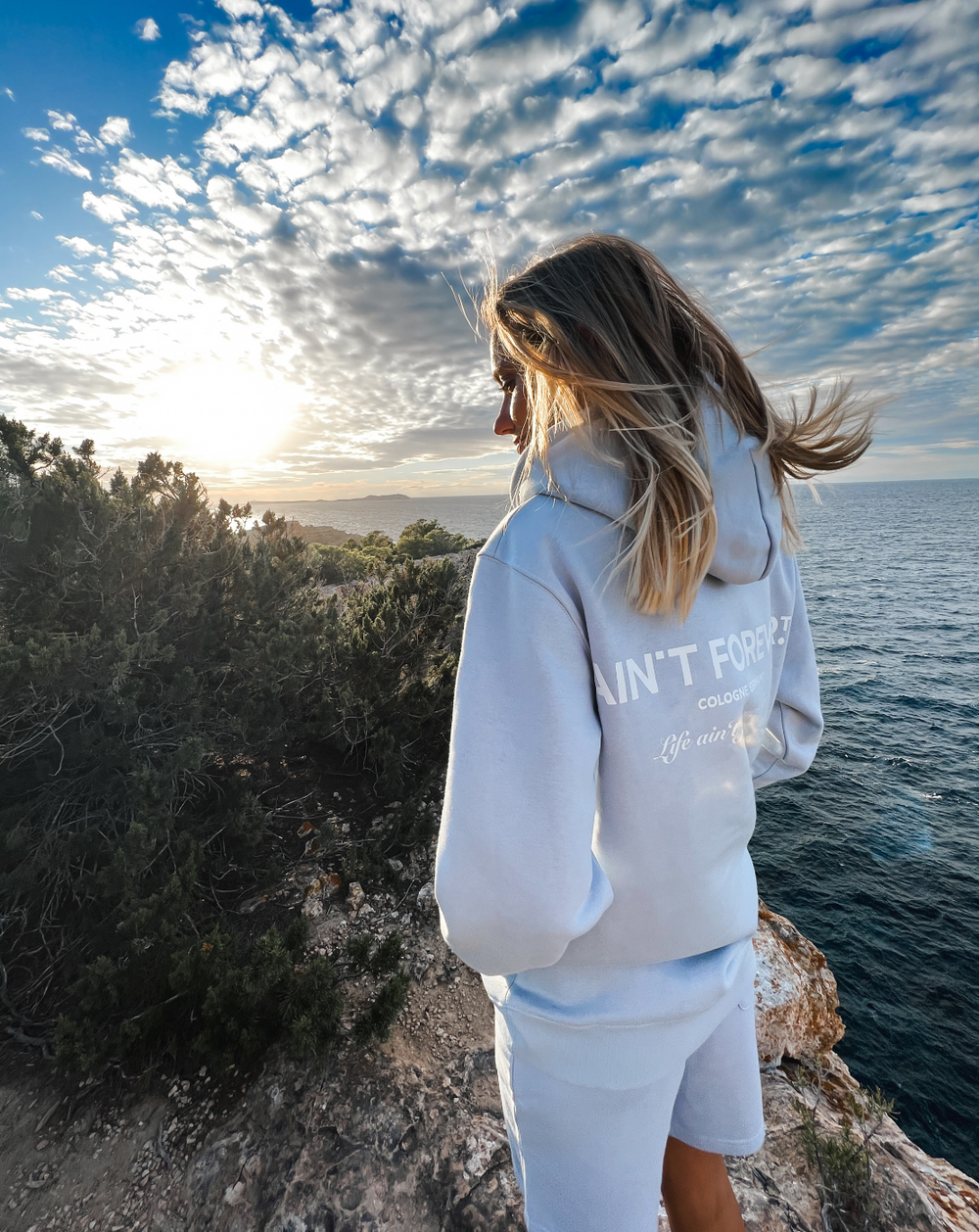 THE LIVE IT! HOODIE (SERENE BLUE / WHITE) – ain't forever.